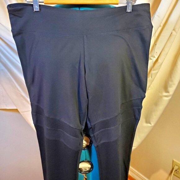 80.  NWTs ~ Steve Madden ~ Quick Dry ~ Leggings with Leg Detail ~ So Comfy!! - Picture 1 of 7